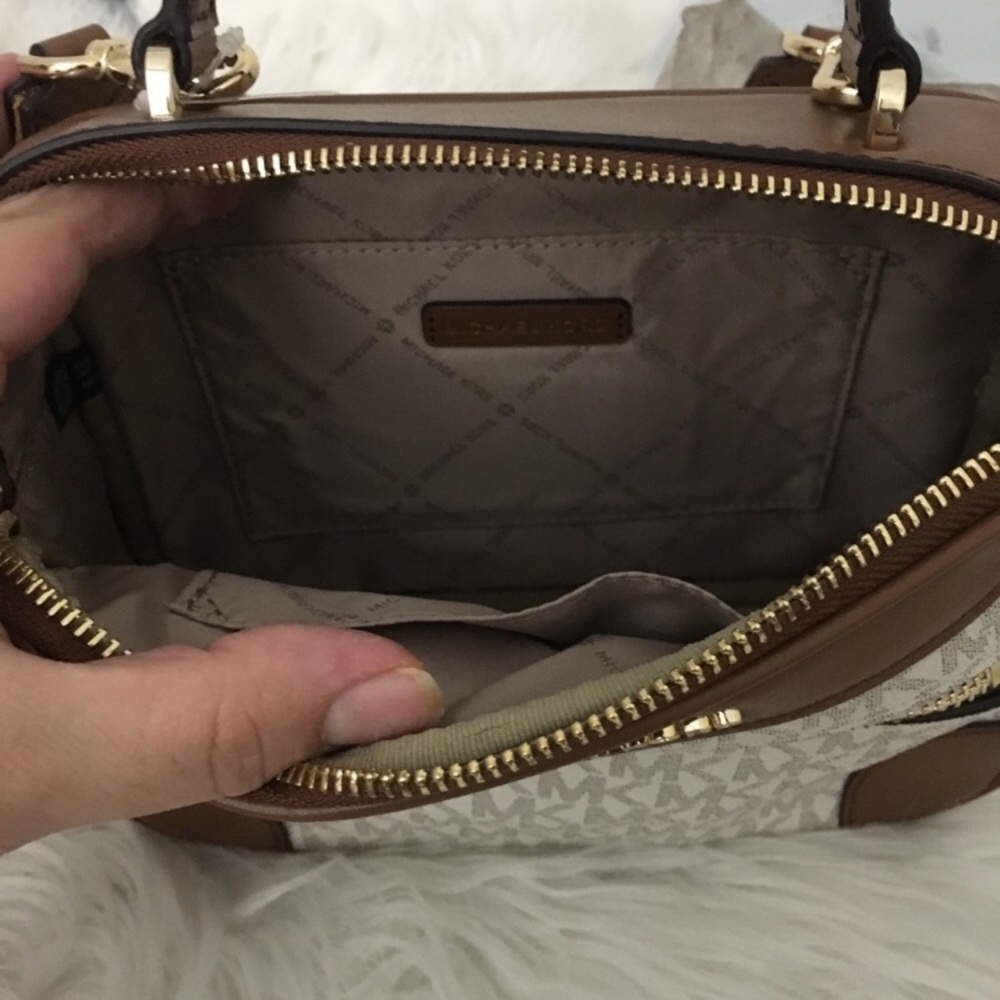 Michael Kors Crossbody Bag & passport case/wallet - Picture 8 of 8